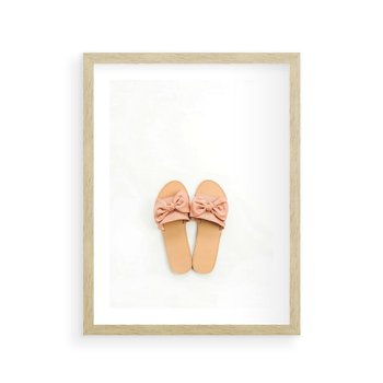 Plakat w ramie 30x40 - Minimalistyczna Moda: Klapki na Białym Tle - klapki, minimalizm - rama drewno
