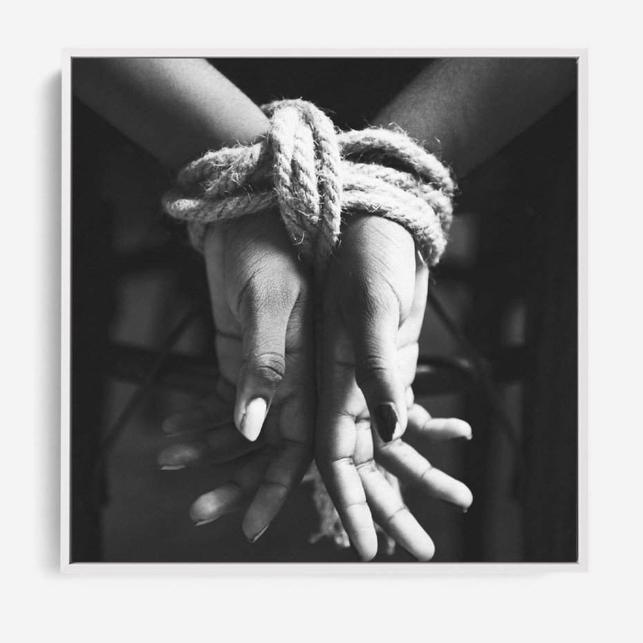 Obraz w ramie 50x50 - Splątane Uczucia - czarno biała fotografia, artystyczna - rama biała