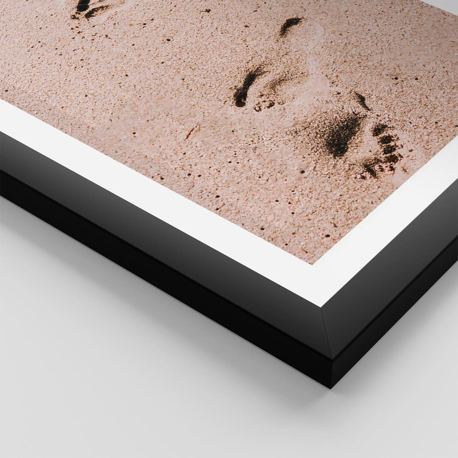 Plakat w ramie 30x40 - Ślady na Piasku - piasek, plaża - rama czarna