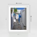 Plakat w ramie 30x40 - Uroki Santorini: Perspektywiczna Uliczka - uliczka, perspektywa - rama biała