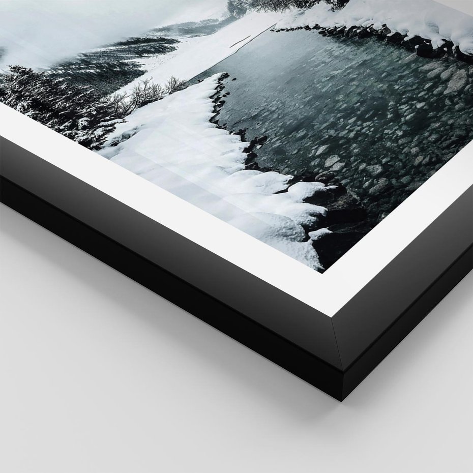 Plakat w ramie 40x50 - Zimowa Przyroda: Rzeka, Góry i Śnieg - zima, rzeka - rama czarna