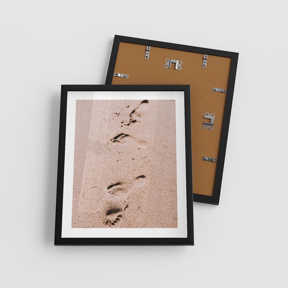 Plakat w ramie 40x50 - Ślady na Piasku - piasek, plaża - rama czarna