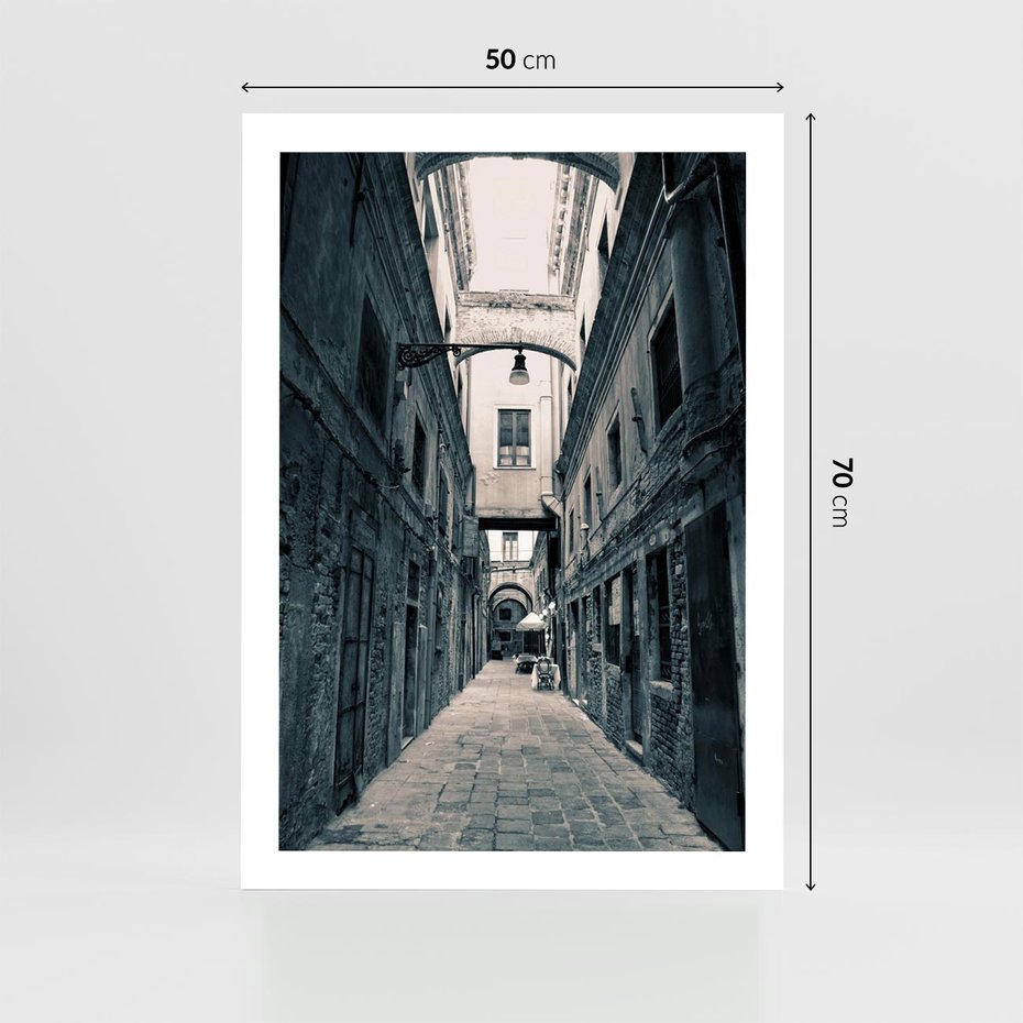 Plakat bez ramy 50x70 - Odkryj tajemnice miasta - uliczka, perspektywa