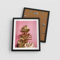 Plakat w ramie 40x50 - Złote Liście Monstery: Delikatność na Różowym Tle - złote liście monstery, różowe tło - rama czarna