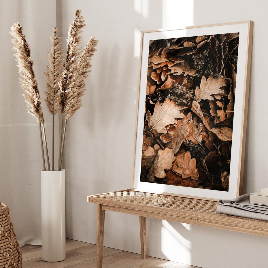 Plakat w ramie 30x40 - Jesienna Melodia: Liście i Szyszki - suche liście, szyszki - rama drewno