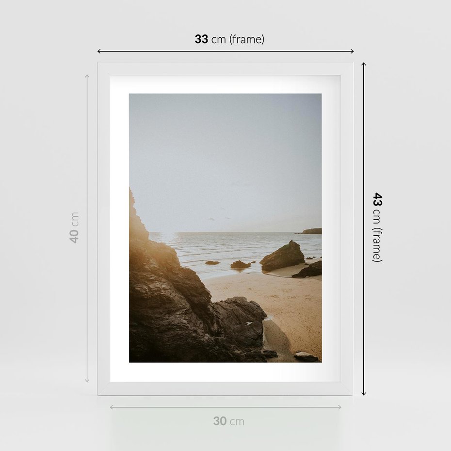 Plakat w ramie 30x40 - Magia Wieczornego Spokoju - plaża, zachód - rama biała