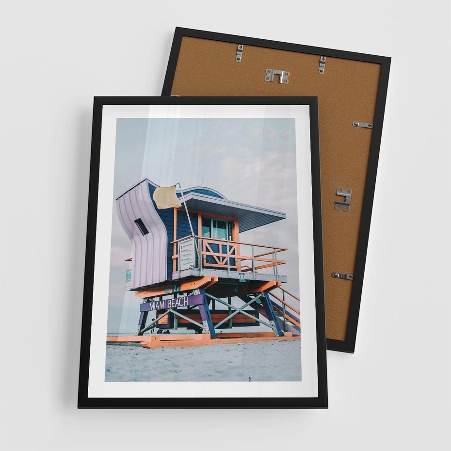 Plakat w ramie 50x70 - Plażowa Kolorystyka: Budka Ratownika w Pastelach - pastelowa budka ratownika, plaża Miami - rama czarna