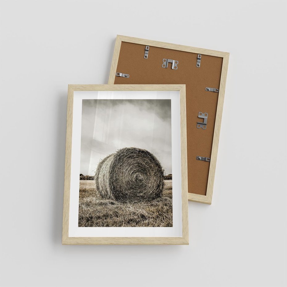 Plakat w ramie 30x40 - Siano w Sepii: Wiejska Tradycja - snopek siana, bela siana - rama drewno