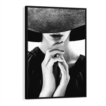 Obraz w ramie 70x100 - Czarna Elegancja - fotografia czarno biała, zbliżenie portret kobiety w czerni - rama czarna