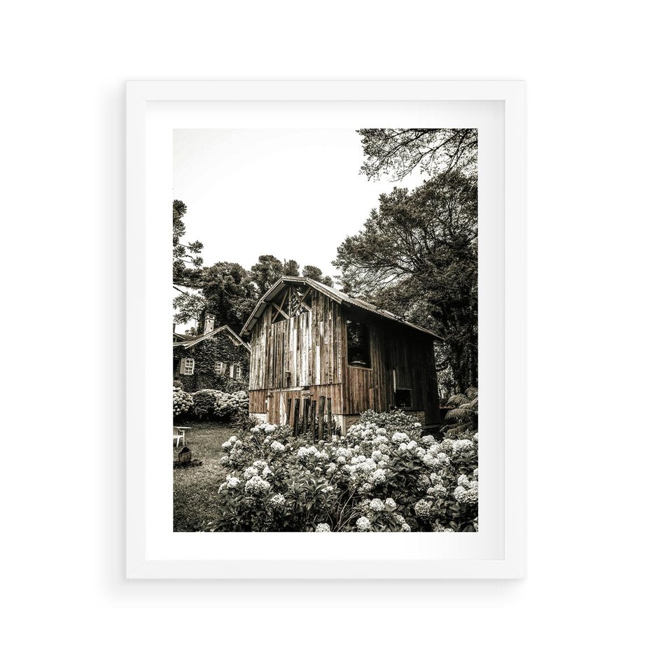 Plakat w ramie 40x50 - Oaza Uroku: Drewniana Chatka i Ogród - domek, ogród - rama biała