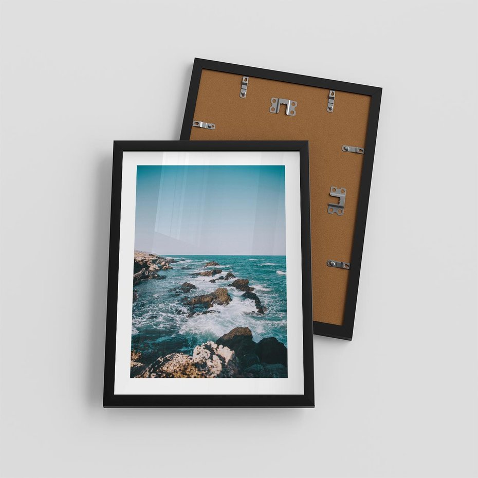 Plakat w ramie 30x40 - Dramatyczna Sceneria: Fale i Skały nad Morzem - morze, fale - rama czarna