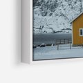 Obraz w ramie 80x120 - Urok Norweskich Domków - Skandynawia, Norwegia - rama biała