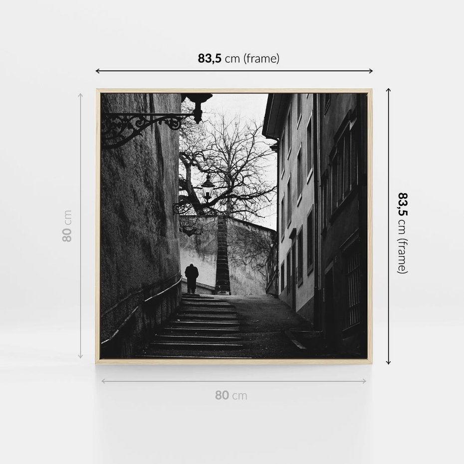 Obraz w ramie 80x80 - Ukryta Uliczka - czarno białe zdjęcie, schody - rama drewno