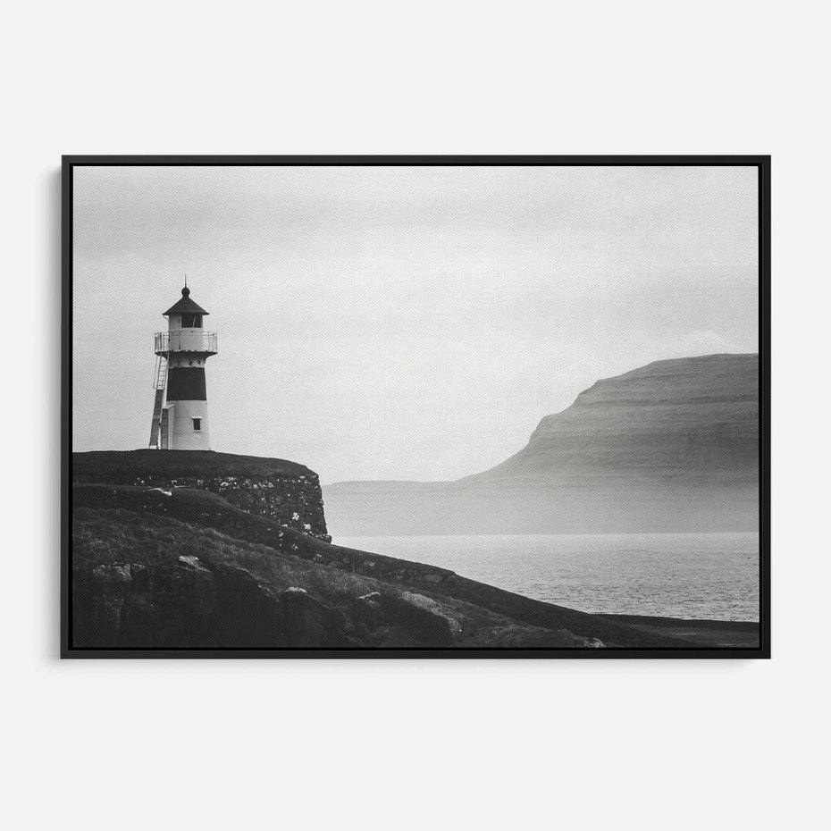 Obraz w ramie 100x70 - Melancholia Północy - czarnobiała fotografia, nadmorska latarnia na klifie - rama czarna