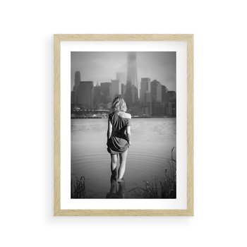 Plakat w ramie 40x50 - Kapiel w Mieście - czarno białe zdjęcie, kobieta wchodzi do wody - rama drewno