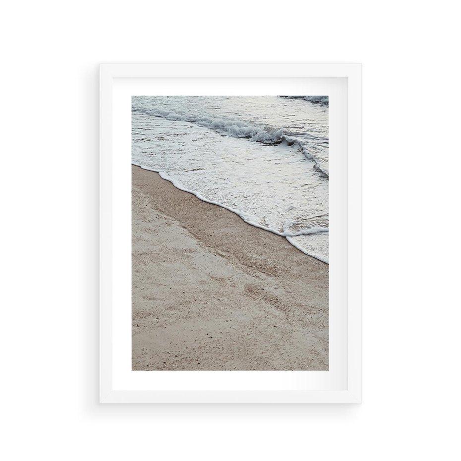 Plakat w ramie 30x40 - Brzeg Morza: Malownicza Plaża i Fale - morze, plaża - rama biała