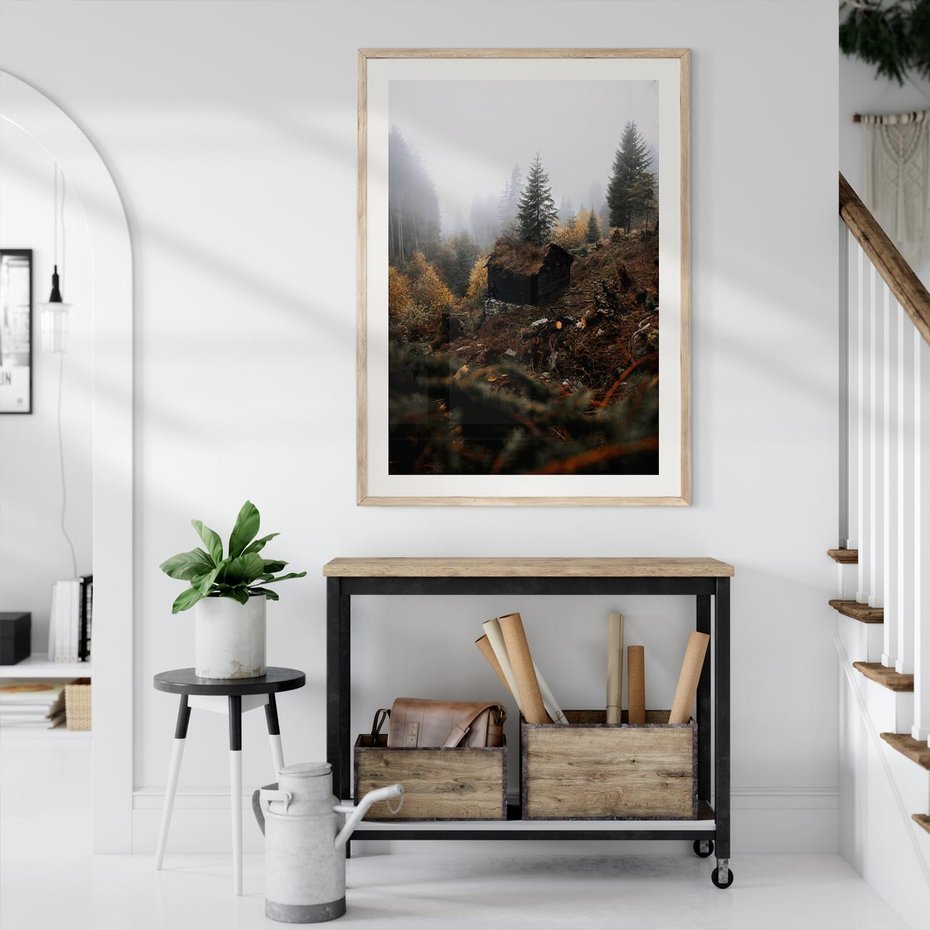 Plakat w ramie 50x70 - Górski las - stary zniszczony domek w górach, góry - rama drewno