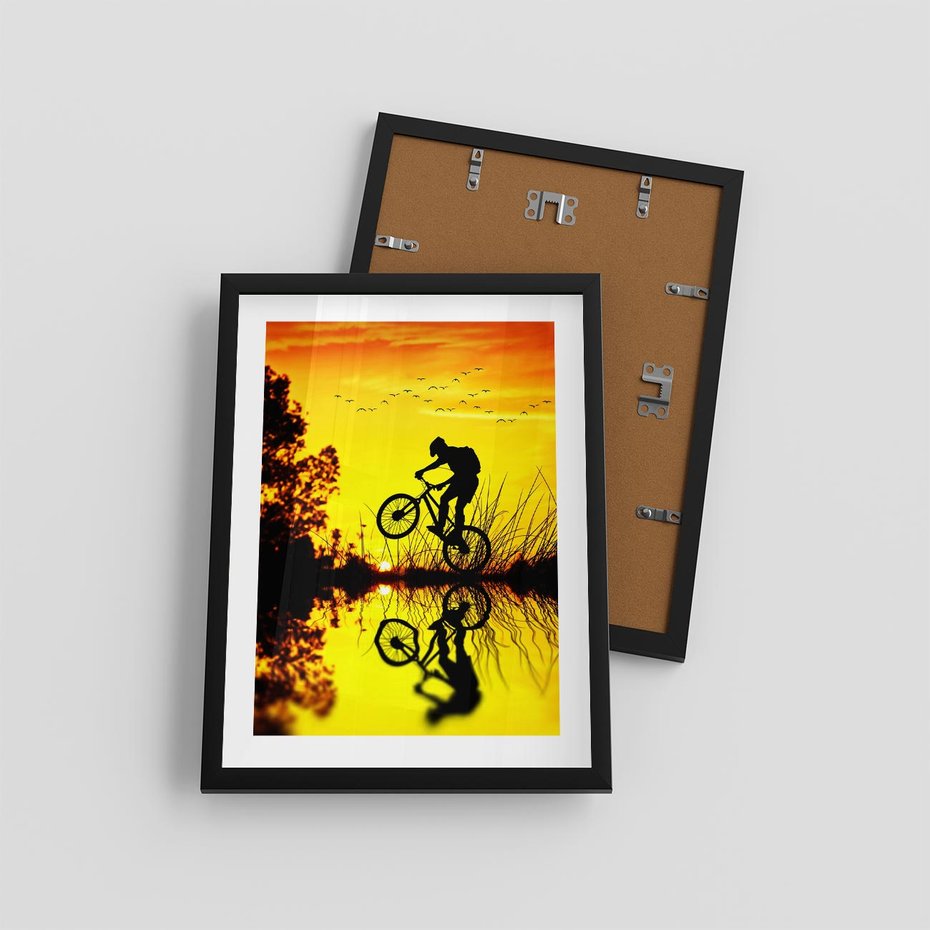 Plakat w ramie 30x40 - Rower przy zachodzie słońca - rower, zachód - rama czarna