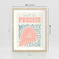 Plakat w ramie 40x50 - Symfonia Światła - typografia, pastelowa stokrotka - rama drewno