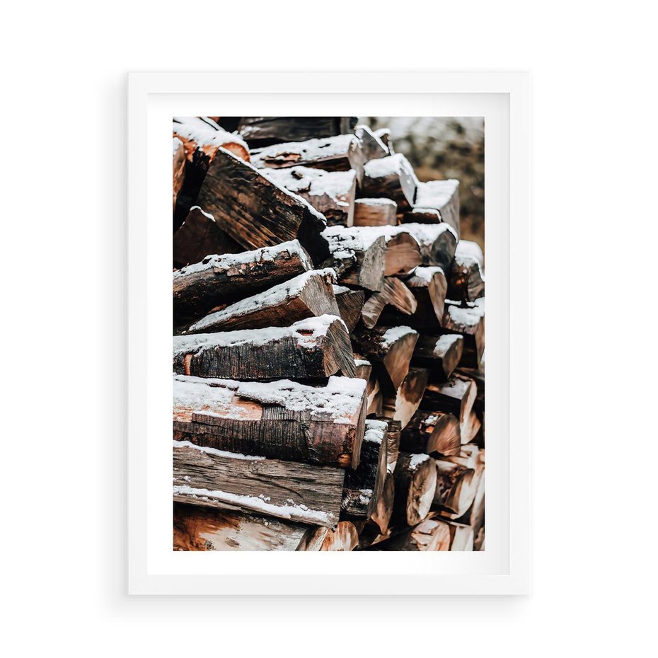 Plakat w ramie 50x70 - Zimowa Drewniana Idylla - drewno, kłody - rama biała