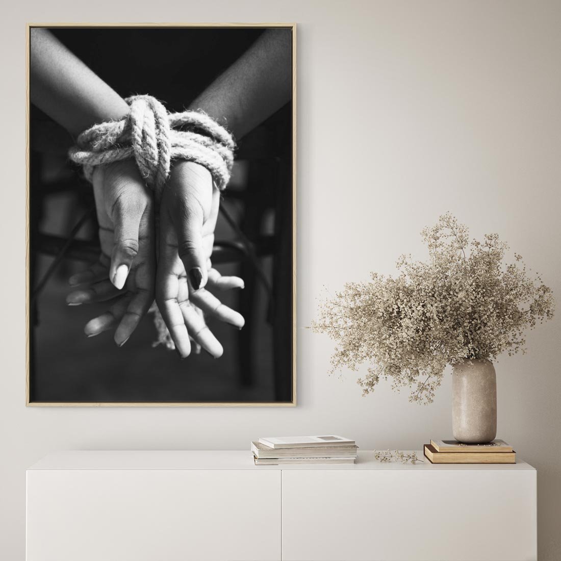 Obraz w ramie 80x120 - Splątane Uczucia - czarno biała fotografia, artystyczna - rama drewno