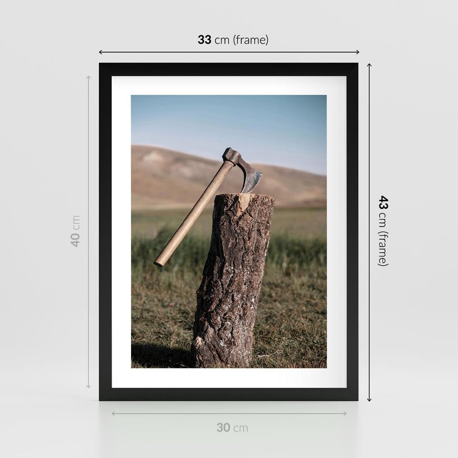 Plakat w ramie 30x40 - Rustykalna Praktyczność: Fotografia Siekiery - rustykalna fotografia, siekiera wbita w pieniek - rama czarna
