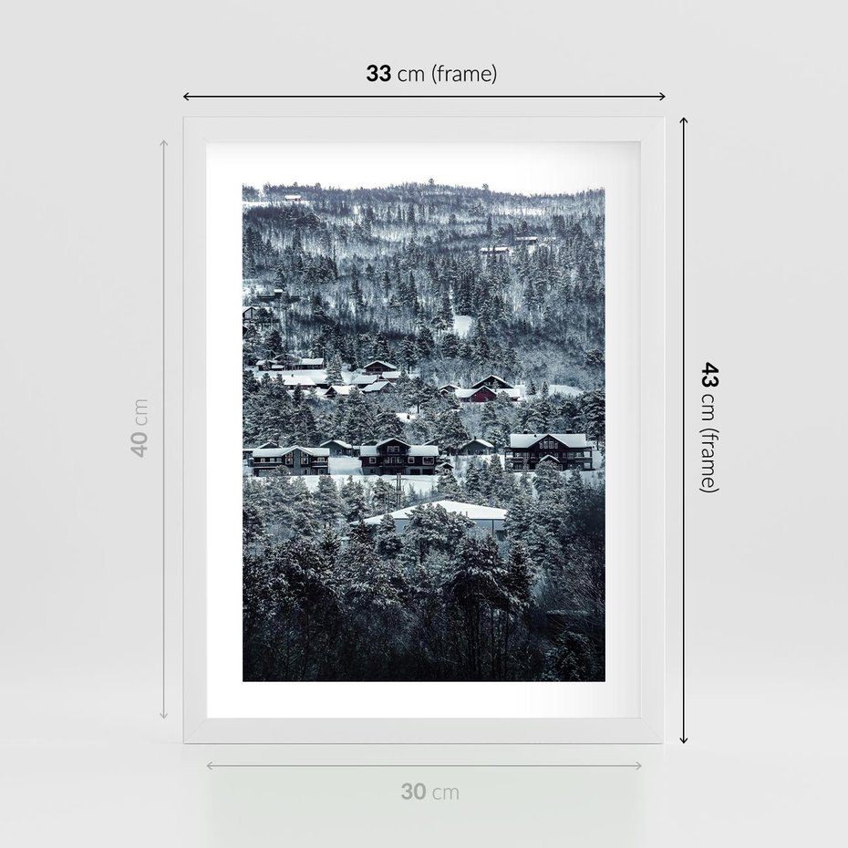 Plakat w ramie 30x40 - Domki w Chmurach - górski zimowy krajobraz, dommki na wzgórzach - rama biała