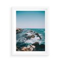 Plakat w ramie 50x70 - Dramatyczna Sceneria: Fale i Skały nad Morzem - morze, fale - rama biała
