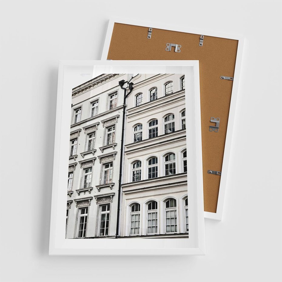 Plakat w ramie 50x70 - Urok Starej Kamienicy - budynki, miasto - rama biała