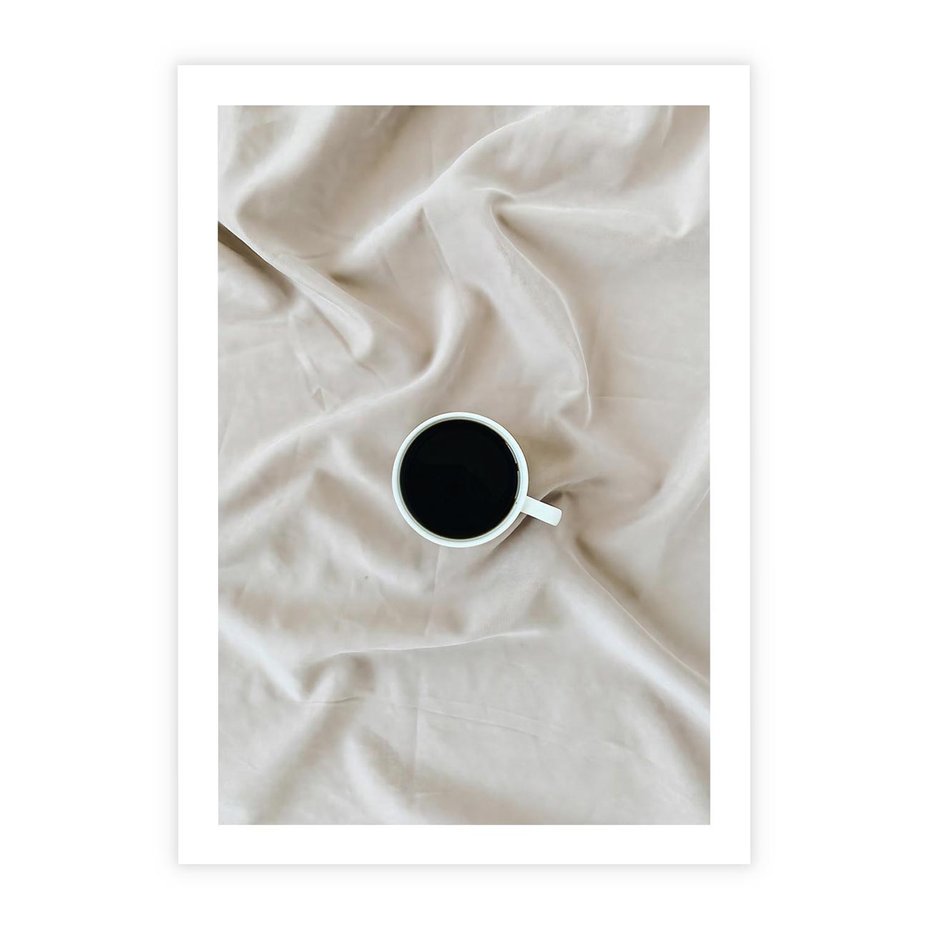 Plakat bez ramy 21x30 - Poranek z Kawą - kawa filiżanka w białej pościeli
