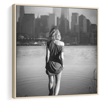 Obraz w ramie 80x80 - Kapiel w Mieście - czarno białe zdjęcie, kobieta wchodzi do wody - rama drewno