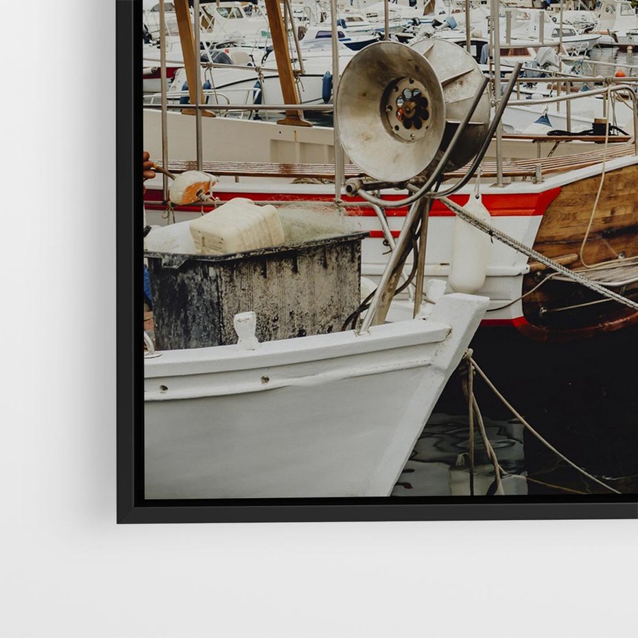 Obraz w ramie 50x50 - Malowniczy Krajobraz Morski - morze, łódki - rama czarna