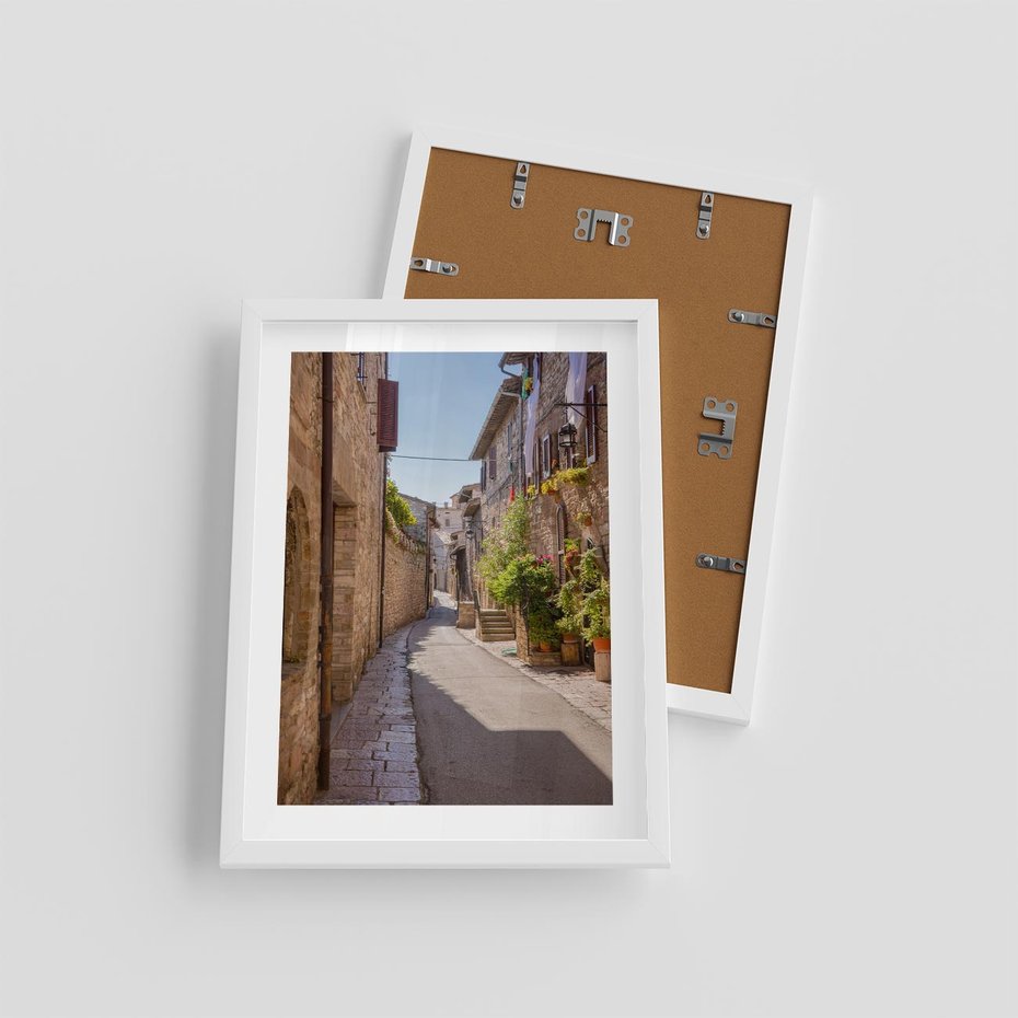 Plakat w ramie 30x40 - Uliczka Wakacyjnego Miasteczka - uliczka, wakacje - rama biała
