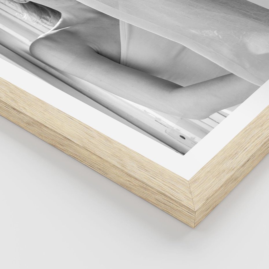 Plakat w ramie 50x70 - Za Firanką - czarno białe zdjecie, piękny portret eterycznej kobiety - rama drewno