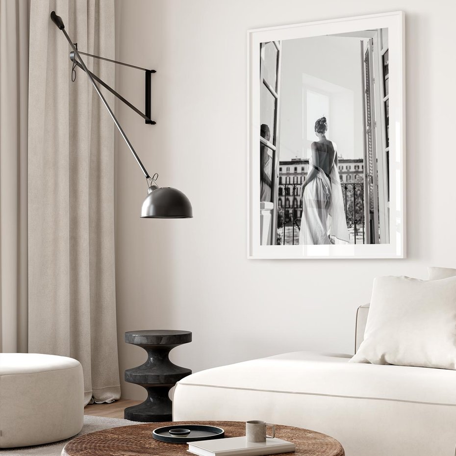 Plakat bez ramy 30x40 - Poranki w Paryżu - czarno białe zdjęcie, kobieta w prześcieradle na balkonie