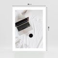 Plakat bez ramy 30x40 - Relaks w Łóżku: Kawa i Laptop w Pościeli - komputer, na łóżku
