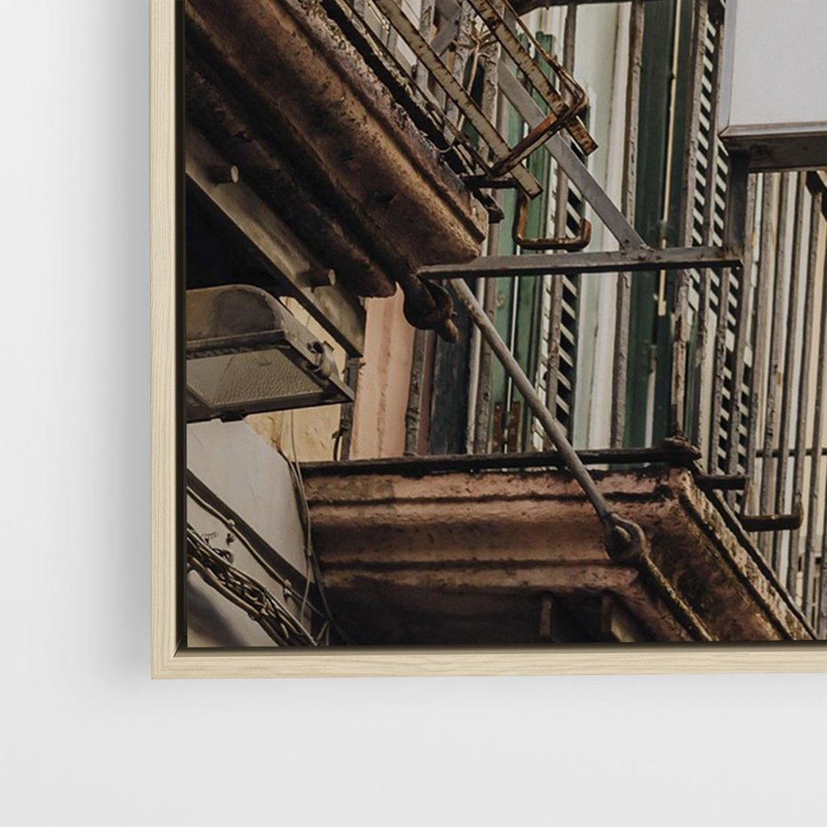 Obraz w ramie 70x50 - Magiczne Spacery - hotel, uliczka - rama drewno