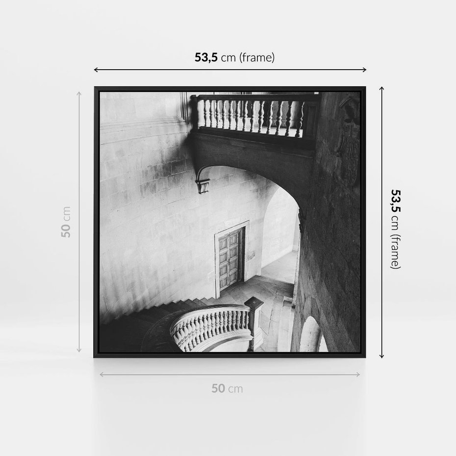 Obraz w ramie 50x50 - Po Schodach w Dół - czarno białą fotgrafia, zakręcone schody w starek kamienicy - rama czarna