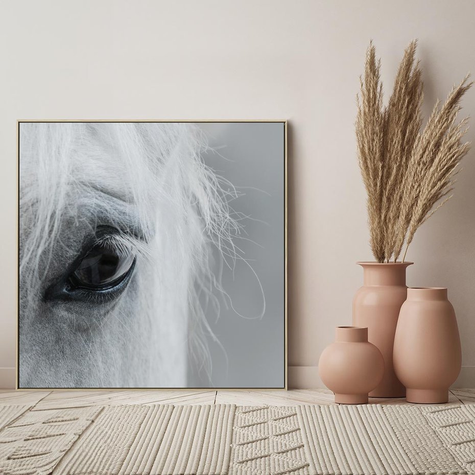 Obraz w ramie 50x50 - Oko Mocy - czarno białe zdjęcie, zbliżenie makro na oko konia - rama drewno