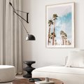 Plakat w ramie 30x40 - Tropikalna Sielskość: Palmy i Błękitne Niebo - palmy na tle błękitnego nieba - rama drewno