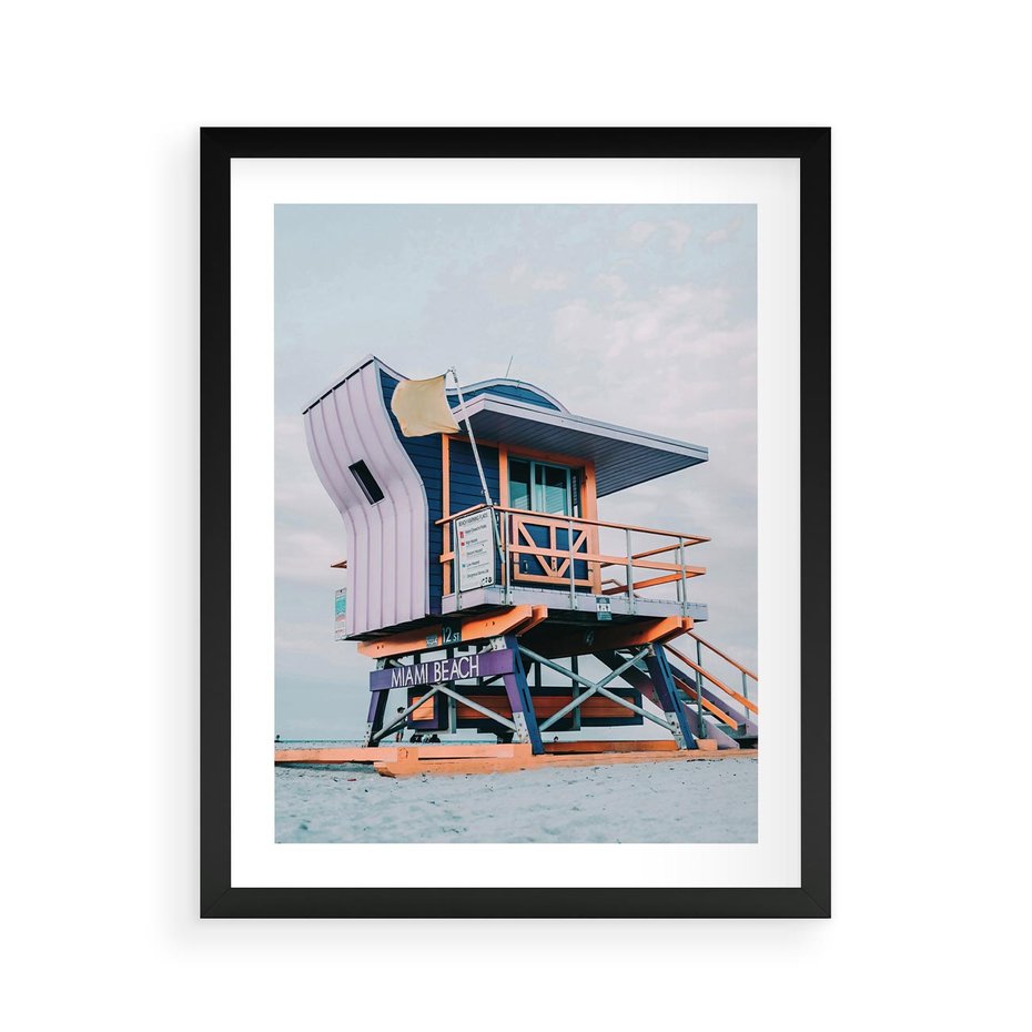 Plakat w ramie 40x50 - Plażowa Kolorystyka: Budka Ratownika w Pastelach - pastelowa budka ratownika, plaża Miami - rama czarna
