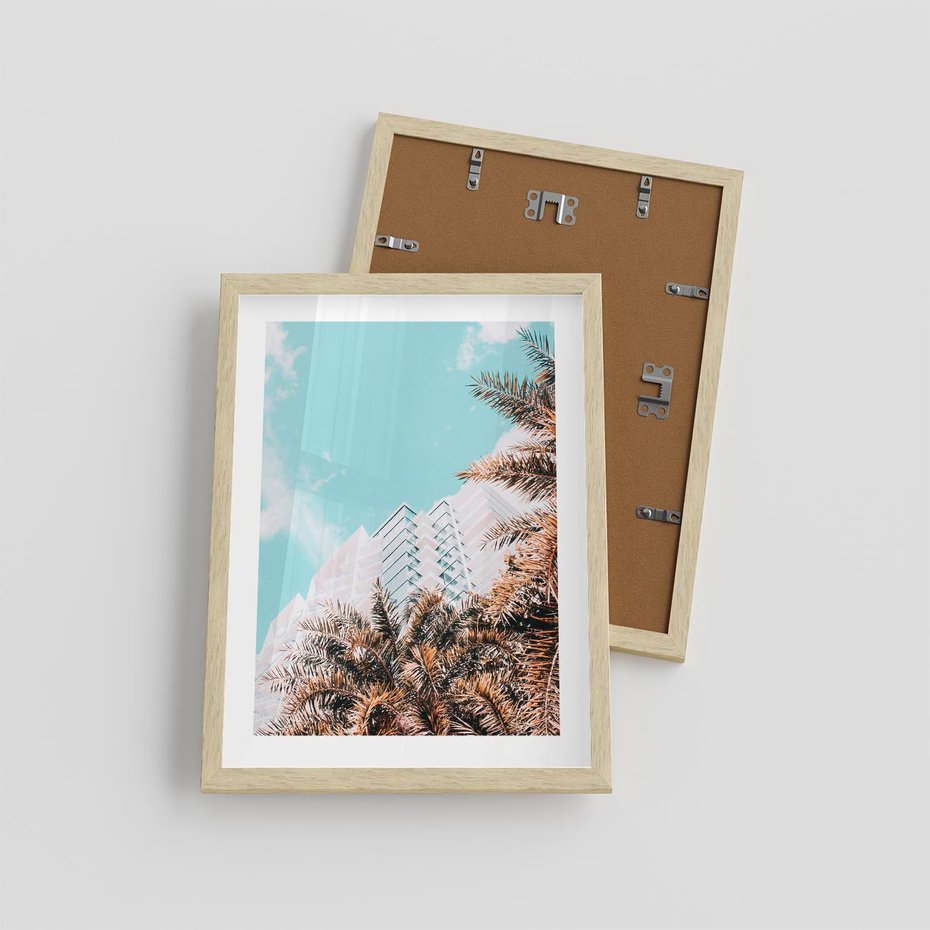 Plakat w ramie 30x40 - Wakacyjny Raj - palmy, wysokie budynki - rama drewno