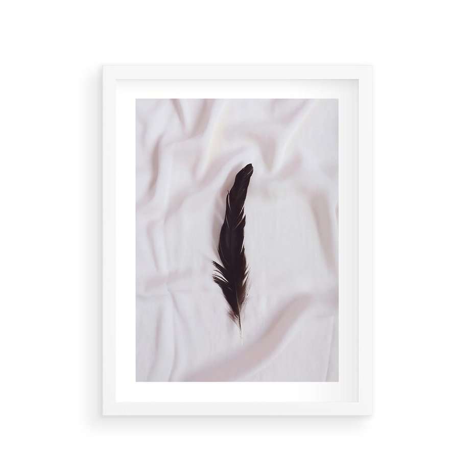 Plakat w ramie 30x40 - Prosta Elegancja - czarne pióro na białej pościeli, minimalizm - rama biała