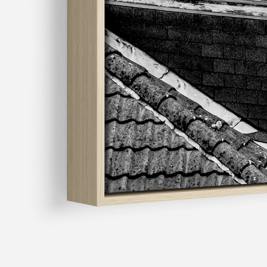 Obraz w ramie 70x100 - Miasto w Retro Odsłonie - fotografia czarno biała, ujęcie na dachy wielkiego miasta - rama drewno