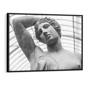 Obraz w ramie 70x50 - Zaklęta w Kamieniu - antyczna rzeźba kobiety na fotografii, czarno biała - rama czarna