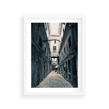 Plakat w ramie 50x70 - Odkryj tajemnice miasta - uliczka, perspektywa - rama biała