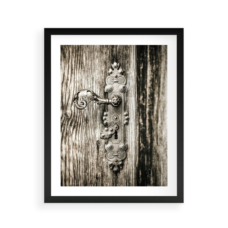 Plakat w ramie 40x50 - Stare Drzwi z Ozdobną Klamką - stare drzwi, klamka - rama czarna