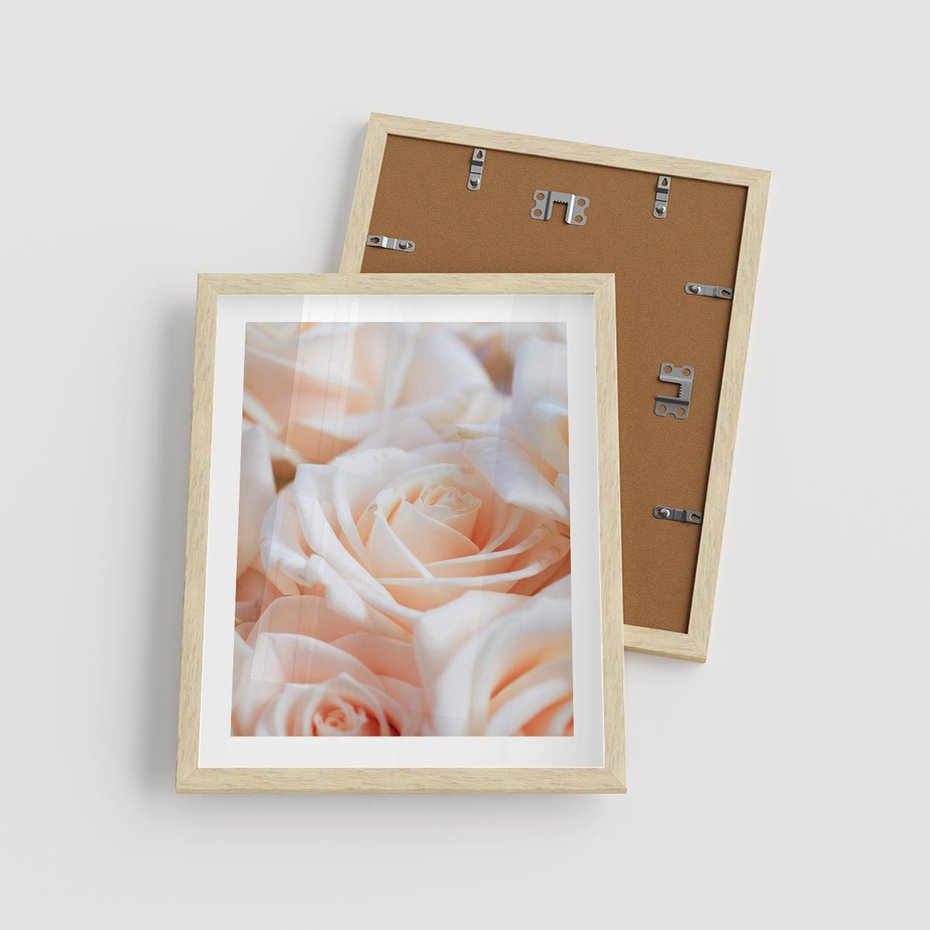 Plakat w ramie 40x50 - Aromatyczna Piękność - płatki herbacianej róży, kwiaty - rama drewno