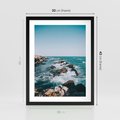 Plakat w ramie 30x40 - Dramatyczna Sceneria: Fale i Skały nad Morzem - morze, fale - rama czarna