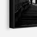 Obraz w ramie 70x100 - Ukryta Uliczka - czarno białe zdjęcie, schody - rama czarna